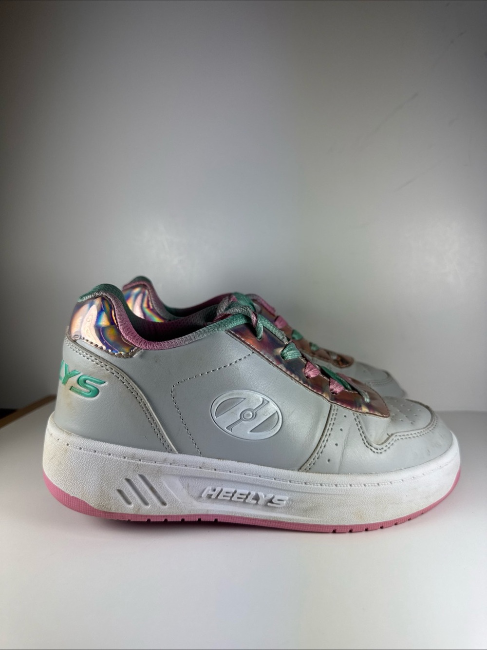 Heelys Kama Size 2Y Kids White Wheeled Skate Shoes with Pink and Green Accents